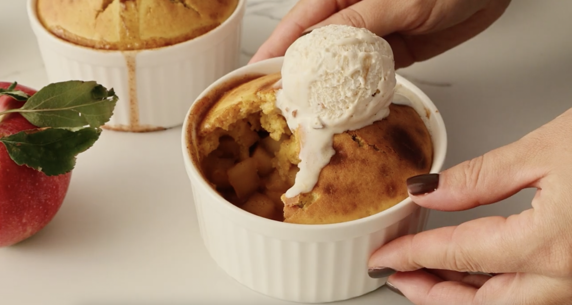 Prăjitură cu mere caramelizate și scorțișoară